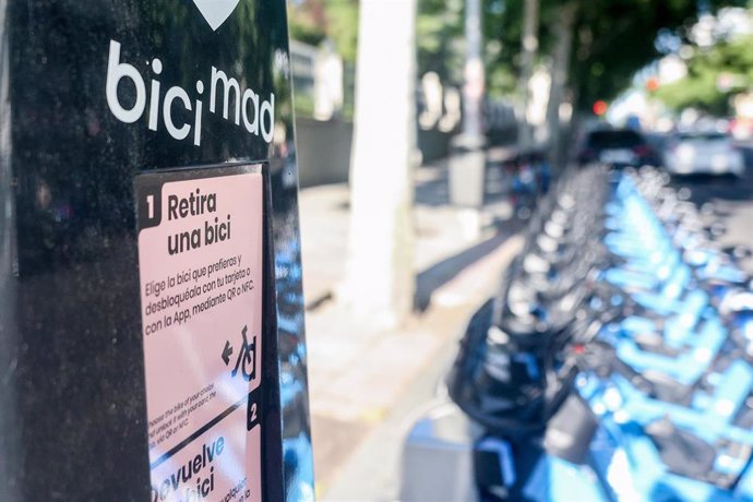 Instrucciones de un máquina de bicimad, a 24 de mayo de 2024, en Madrid (España). El servicio municipal de bicicletas en Madrid, bicimad, será gratuito el próximo lunes, 3 de junio, para celebrar el Día Mundial de la Bicicleta en todos los viajes que se r