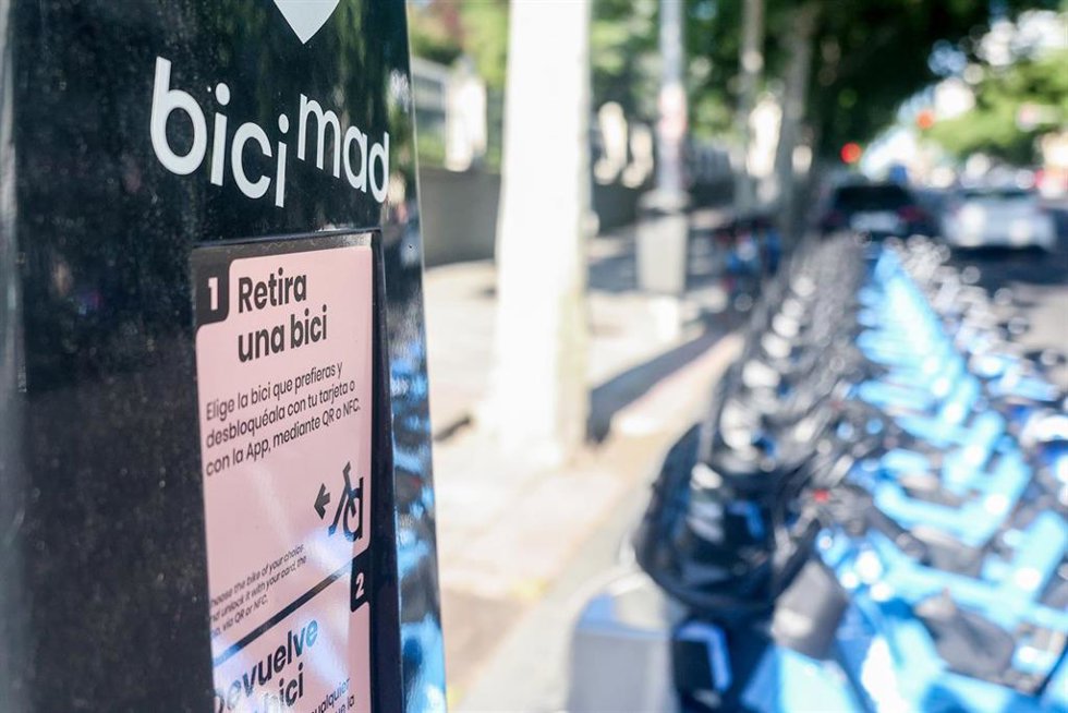 Instrucciones de un máquina de bicimad, a 24 de mayo de 2024, en Madrid (España). El servicio municipal de bicicletas en Madrid, bicimad, será gratuito el próximo lunes, 3 de junio, para celebrar el Día Mundial de la Bicicleta en todos los viajes que se
