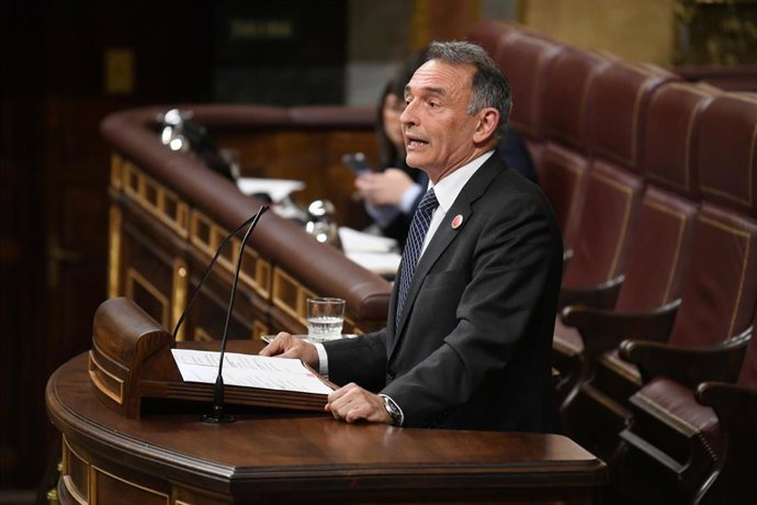 El portavoz parlamentario de IU y diputado de Sumar, Enrique Santiago, interviene durante una sesión plenaria, en el Congreso de los Diputados, a 28 de mayo de 2024, en Madrid (España). 