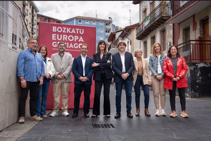 La candidata del PSOE al Parlamento europeo Idoia Mendia junto a otros representantes socialistas en Ermua (Bizkaia)