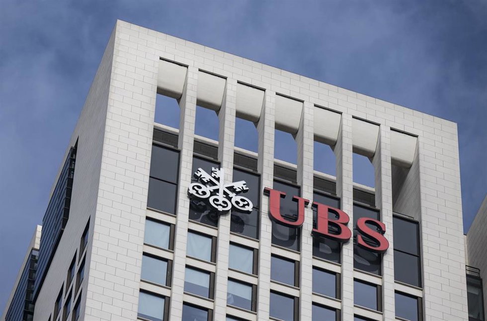 Archivo - FILED - 22 March 2023, Hesse, Frankfurt/Main: The headquarters of UBS Bank in Frankfurt am Main. Swiss banking giant UBS on Monday said it was expecting to complete its takeover of its ailing smaller rival Credit Suisse as early as next week. 
