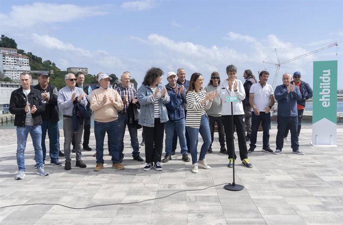 La senadora y ex alcaldesa de Bermeo, Idurre Bideguren, en un acto de campaña con el sector pesquero en Ondarroa.