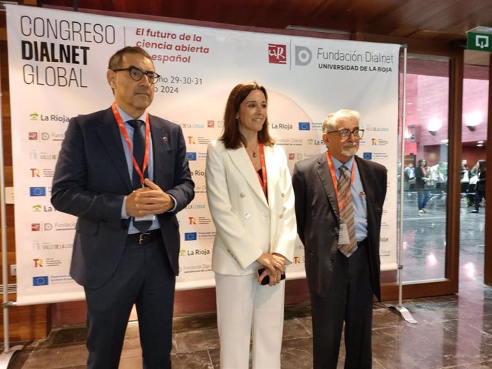 El rector de la Universidad de Murcia, José Luján, la directora de Fundación Dialnet, Elena López, y el  secretario general de la Unión de Universidades de América Latina y el Caribe , Roberto Escalante,en declaraciones los medios Congreso Dialnet