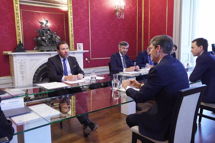 El ministro de Transportes y Movilidad Sostenible, Óscar Puente (1i) y el presidente de La Rioja, Gonzalo Capellán (1d), durante su reunión en el Gobierno de la Rioja