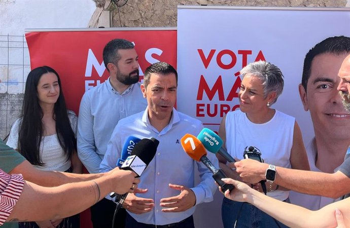 El candidato del PSOE a las elecciones europeas Marcos Ros, en Calasparra, durante la campaña electoral