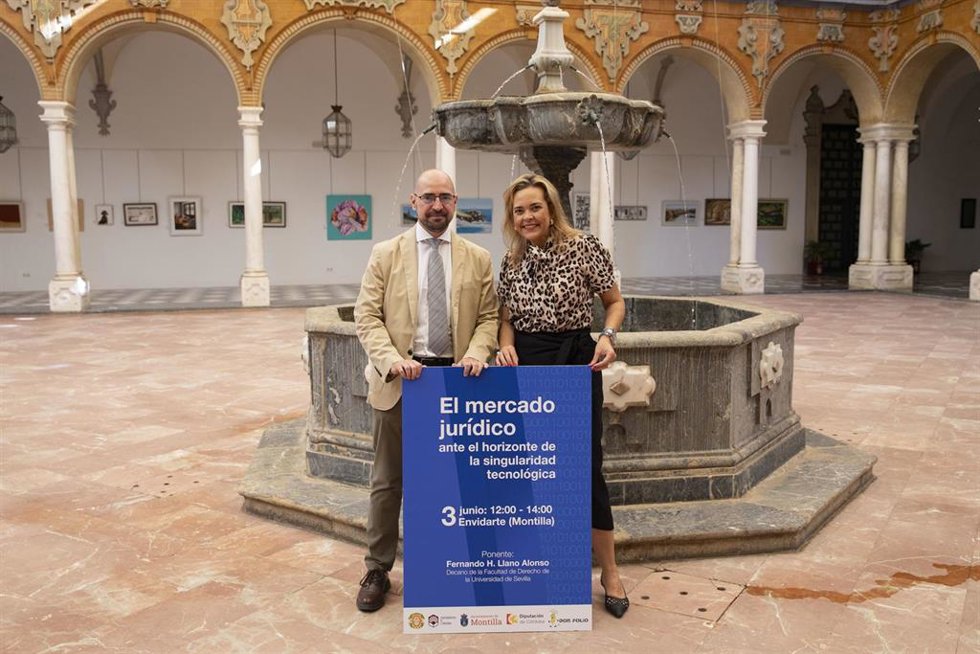 La delegada de Igualdad, Cooperación al Desarrollo, Consumo y Participación Ciudadana de la institución provincial, Auxiliadora Moreno, en la presentación de la jornada.