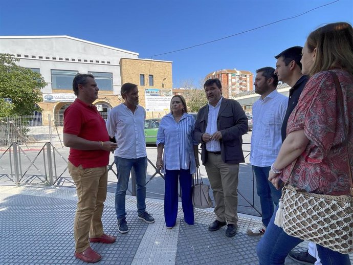 El presidente del PSOE municipal, diputado nacional y exalcalde de Huelva, Gabriel Cruz, junto a otros socialistas onubenses.