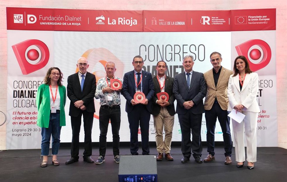 Foto de familia de los galardonados en la primera edición de los Premios Dialnet