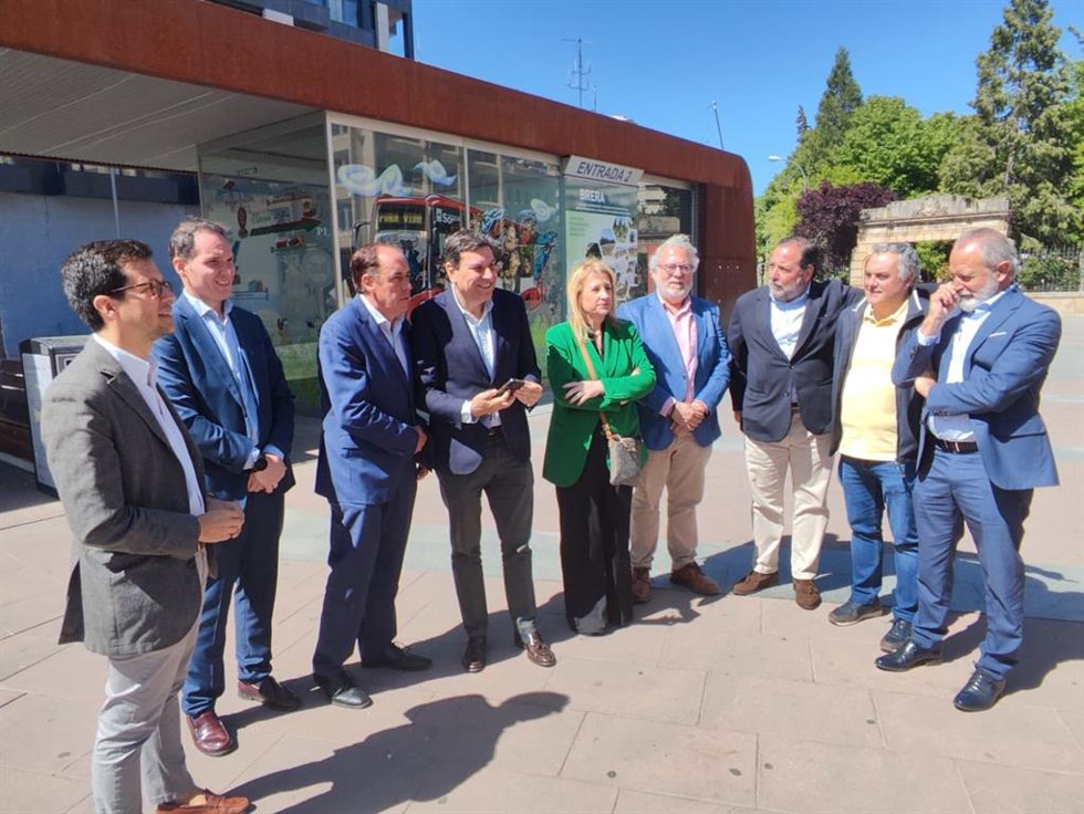 En el centro, Carriedo junto a miembros del PP de Soria en su visita a la ciudad