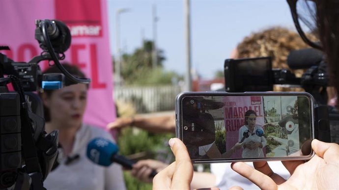 La portavoz parlamentaria de Por Andalucía, Inma Nieto, atiende a los medios en Almería.