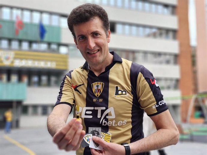 Gorka Zubiaurre, concejal de Alcaldía, con la camiseta del Barakaldo CF