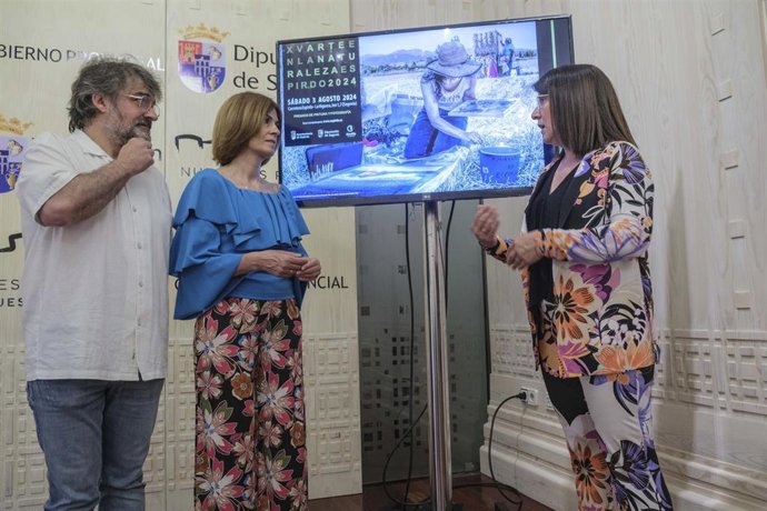 El coordinador del certamen, Christian Hugo; la vicepresidenta de la Diputación, Magdalena Rodríguez, y la alcaldesa de Espirdo, María Cuesta