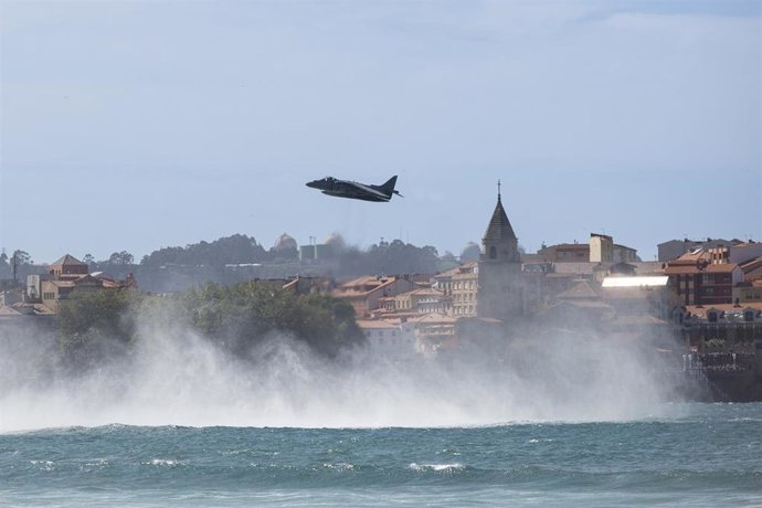 Un avión militar durante los actos previstos con motivo del Día de las Fuerzas Armadas 2024, en la playa de San Lorenzo, a 24 de mayo de 2024, en Gijón, Asturias (España). 