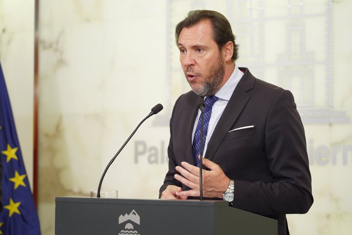 El ministro de Transportes y Movilidad Sostenible, Óscar Puente, durante una rueda de prensa posterior a una reunión con el presidente de La Rioja, en el Gobierno de la Rioja, a 31 de mayo de 2024, en Logroño, La Rioja (España).