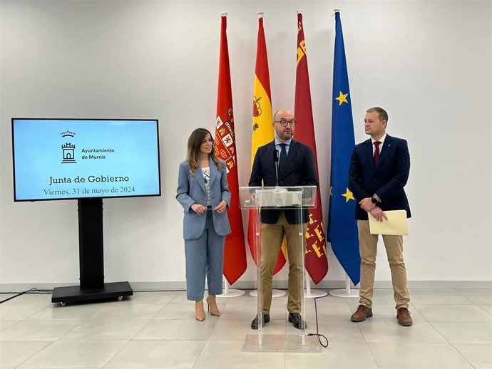 El concejal de Movilidad, Gestión Económica y Contratación, José Francisco Muñoz,en una rueda de prensa tras la Junta de Gobierno