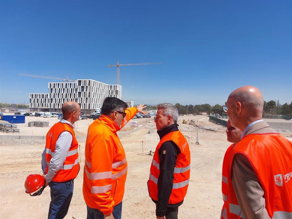 El consejero municipal de Urbanismo, Víctor Serrano, visita las obras del nuevo vial entre la avenida Gómez Laguna y la calle Marcelino Álvarez.