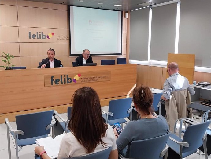 El conseller de Territorio, Movilidad e Infraestructuras del Consell de Mallorca, Fernando Rubio, en la reunión con los ayuntamientos en la Felib