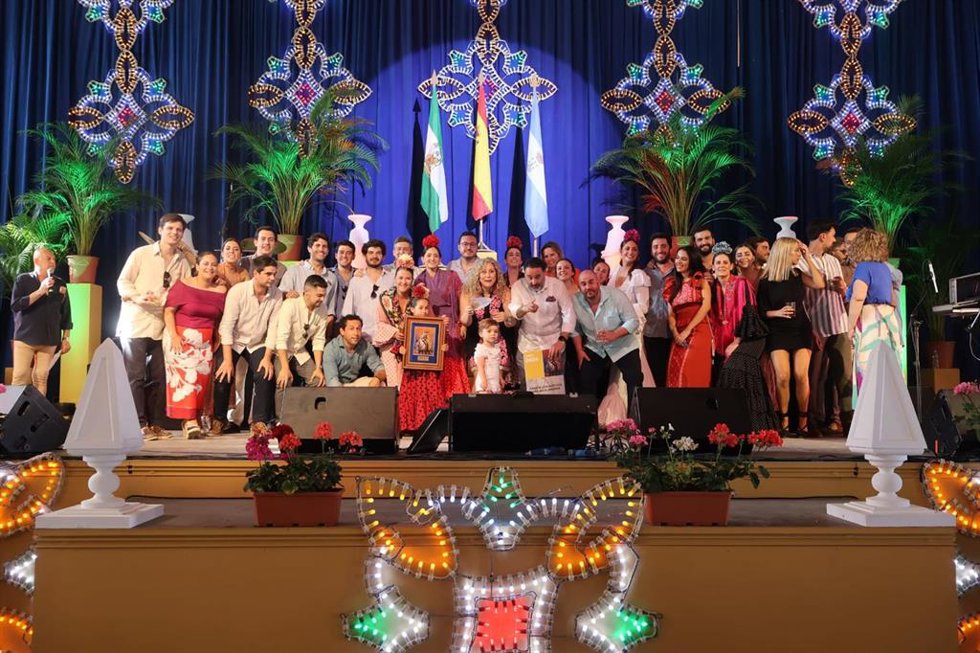 Foto de familia con los premiados de las casetas mejor exornadas de la Feria de Alcalá de Guadaíra.