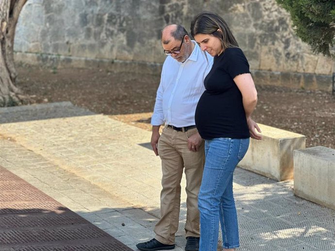 El secretario de organización del PSIB, Cosme Bonet, y la candidata a las elecciones del 9J, Alícia Homs, en el cementerio de Palma.