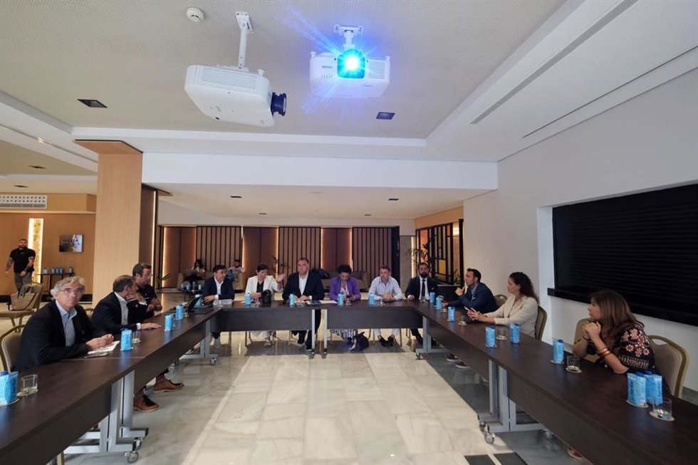 Reunión del Comité Organizador de la Final del Campeonato del Mundo de Triatlón Torremolinos-Andalucía 2024, con la asistencia del consejero Arturo Bernal; el presidente de la Diputación, Francisco Salado, y la alcaldesa, Margarita del Cid.