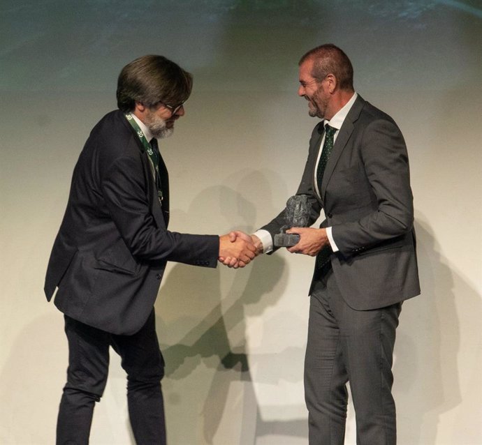 Enrique Ayuso entrega uno de los galardones de los I Premios Alcance 3.0, que preside el Rey Felipe VI