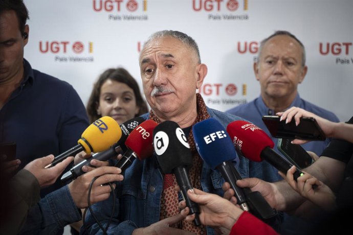El secretari general d'UGT, Pepe Álvarez, atén als mitjans de comunicació previ a l'inici de l'Assemblea General d'UGT, en la seu d'UGT PV, a 31 de maig del 2024, a València, Comunitat Valenciana (Espanya).