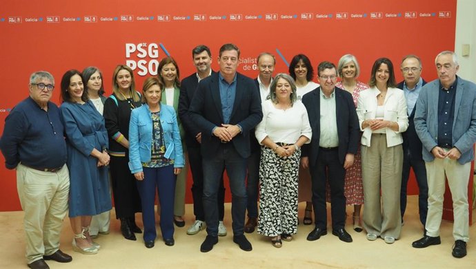 El secretariox eral del PSdeG, José Ramón Gómez Besteiro, junto a los representantes del partido en la reunión de la interparlamentaria