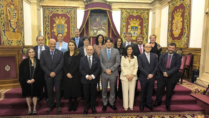 El consejero de Ciencia, Borja Sánchez, y el rector de la Universidad de Oviedo, Ignacio Villaverde, junto al nuevo equipo rectoral de la institución académica asturiana