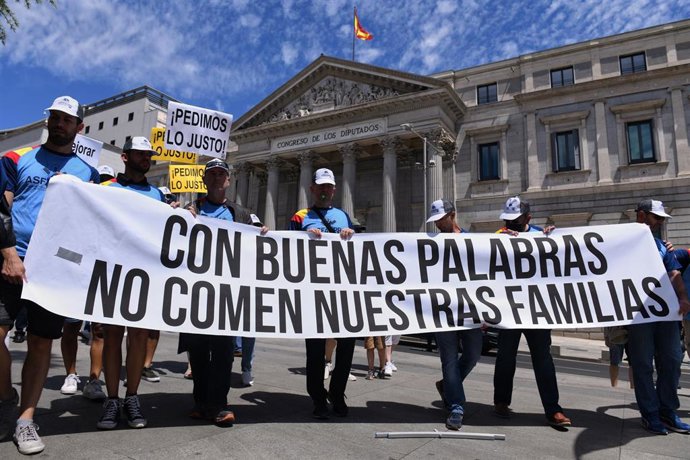 Archivo - Varios manifestantes protestan delante del Congreso de los Diputados en una concentración de militares profesionales para protestar por su dignidad salarial, a 25 de junio de 2022, en Madrid (España).