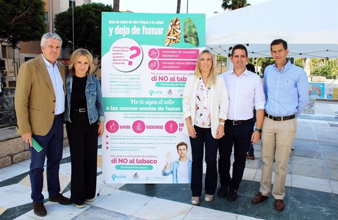 Apertura de la 'carpa de la salud' en la Rambla Federico García Lorca de Almería.