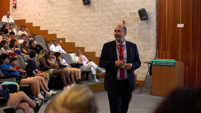 El experto en tabaquismo Manuel García de la Vega (diretor gerente del hospital), da una conferencia sobre el tabaco a los estudiantes en calidad de presidente de la Sociedad Española de Medicina Preventiva, Salud Pública y Gestión Sanitaria (SEMPSPGS).