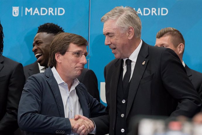 El alcalde de Madrid, José Luis Martínez-Almeida (i), y el entrenador del Real Madrid, Carlo Ancelotti (d), durante la recepción del Real Madrid Club de Fútbol, en el Palacio de Cibeles