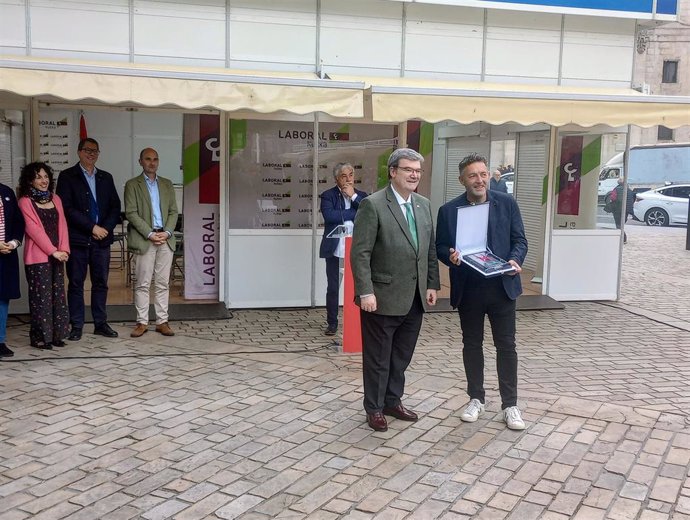 Juan Mari Aburto y Mikel Santiago en la inauguración de la Feria del Libro de Bilbao