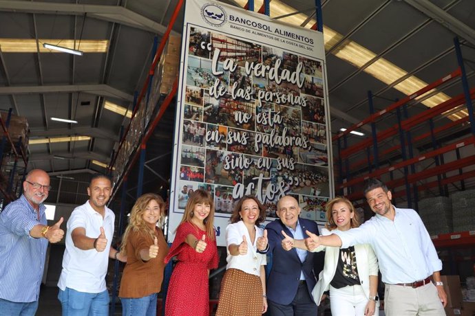 La presidenta del PP de Málaga, Patricia Navarro, visita Bancosol, acompañada por la vicesecretaria de Sociedad del bienestar, Inclusión Social, igualdad y Familias del PP de Málaga, Lucía Yeves.