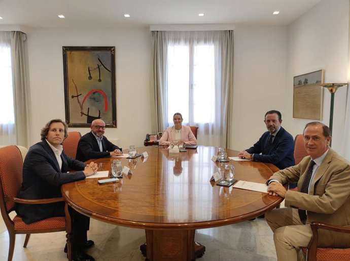 La presidenta del Govern, Marga Prohens, junto a los consellers Juan Manuel Lafuente y Alejandro Sáenz de San Pedro, y el presidente y gerente de Balearic Marine Cluster, Toni Salom y Pedro Suasi.