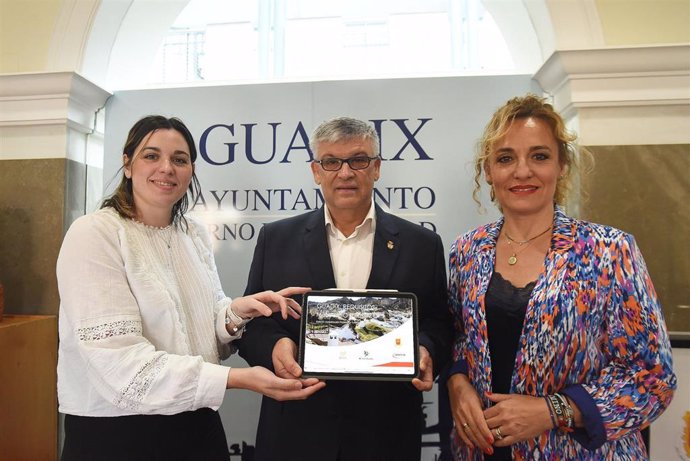 La concejal de Turismo de Guadix, Ana Martínez, el alcalde accitano, Jesús Lorente, y la vicepresidenta de la Diputación de Granada Marta Nievas