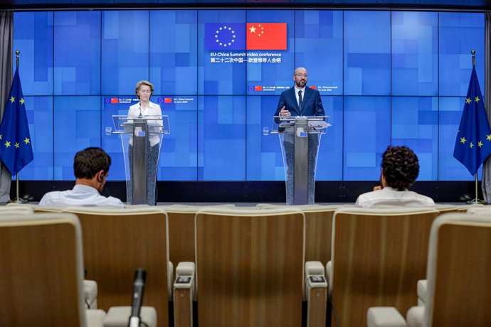 Archivo - HANDOUT - 22 June 2020, Belgium, Brussels: European Council President Charles Michel (R) and European Commission President Ursula von der Leyen hold a press conference following a virtual summit with Chinese President and Premier. 