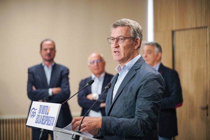 El presidente del PP, Alberto Núñez Feijóo, ofrece una rueda de prensa tras su visita a la empresa Aernnova Aeroestructuras, a 31 de mayo de 2024, en Berantevilla, Álava, País Vasco España). Feijóo ha visitado esta empresa de aeroestructuras con el fin de