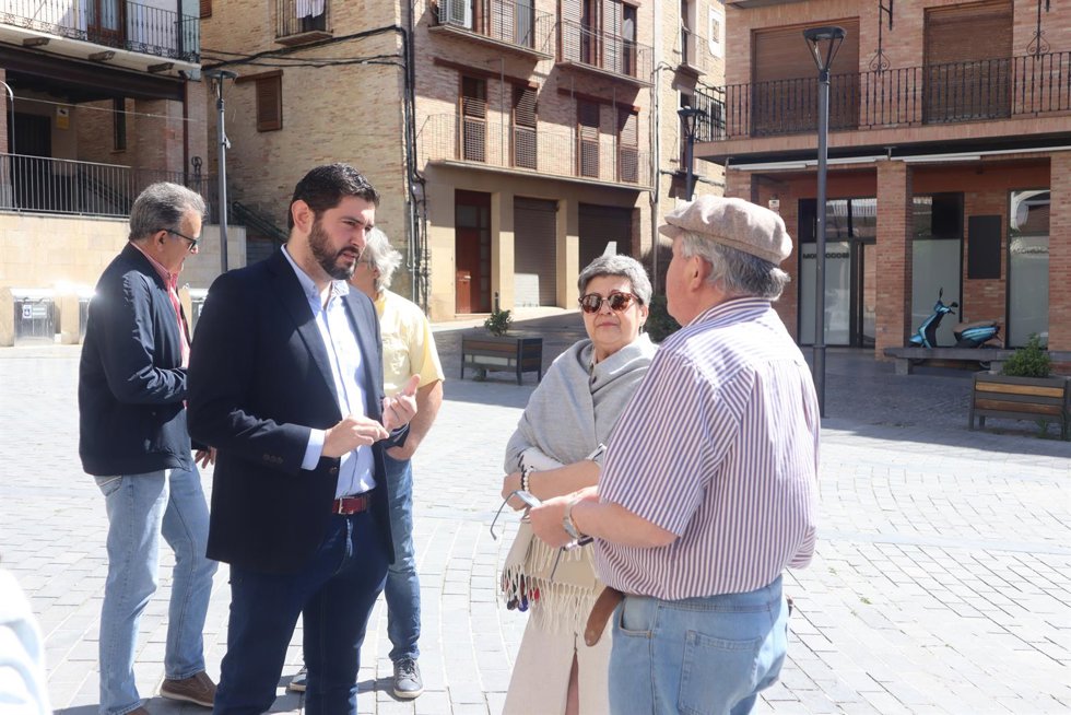 Alejandro Nolasco, junto a representantes de la Asociación de Vecinos del Casco Histórico de Ejea