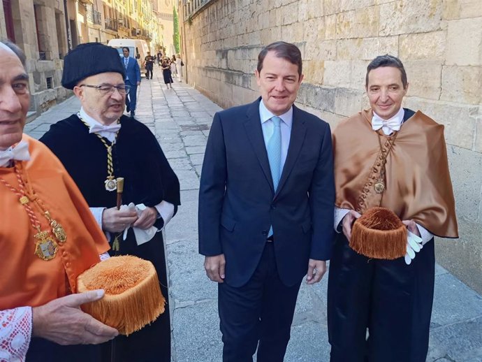 Mañueco junto al nuevo rector de la USAL.