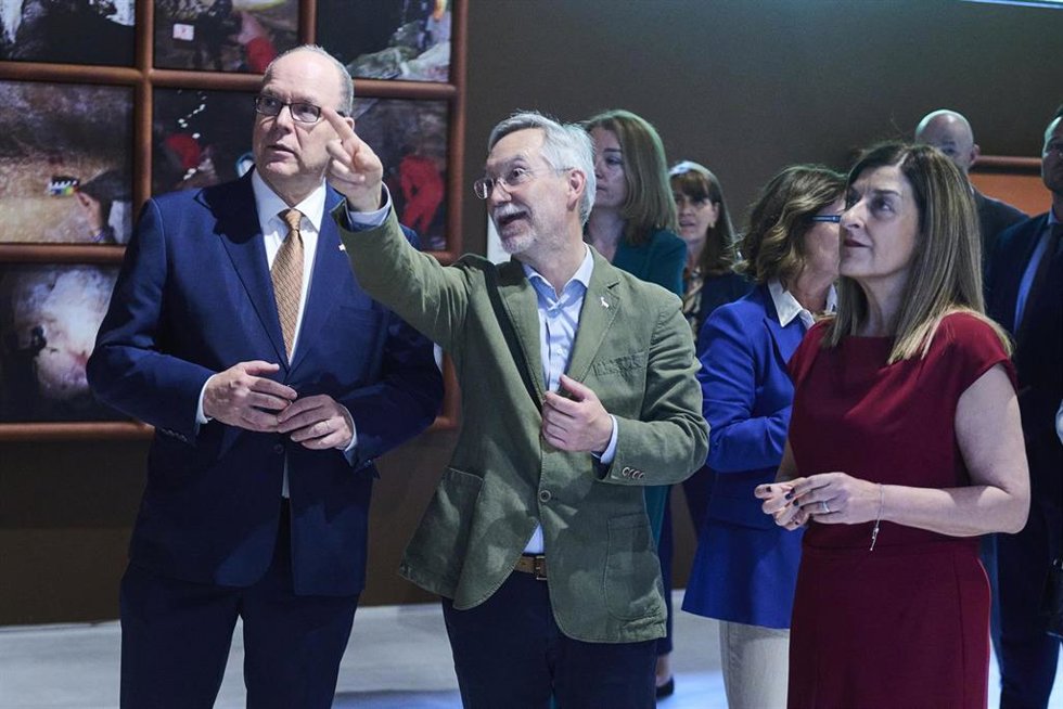 El príncipe Alberto de Mónaco , la presidenta de Cantabria, María José Sáenz de Buruaga, y el director de las Cuevas de Cantabria, Roberto Ontañón, durante la inauguración de la exposición temporal 'Alberto I, el príncipe de la prehistoria'