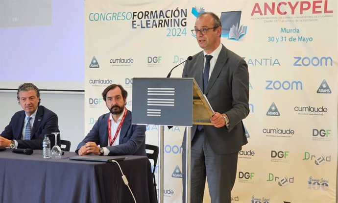 El consejero de Educación, Formación Profesional y Empleo, Víctor Marín, en la clausura el Congreso de Formación E-Learning 2024 organizado por la Asociación nacional de Centros Proveedores de E-Learning (ANCYPEL)