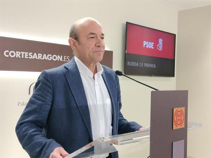 Alastuey durante su comparecencia en la sala de prensa de las Cortes de Aragón.