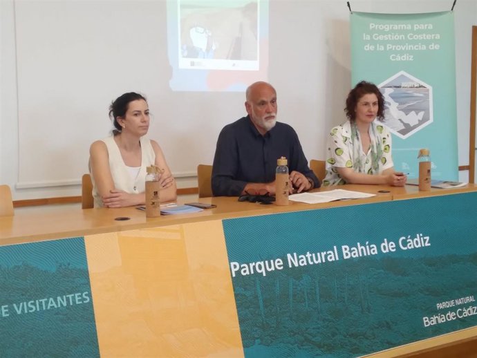 El vicepresidente segundo y responsable del Área de Transición Ecológica y Desarrollo a la Ciudadanía, Javier Vidal, en la presentación del 'Manual de buenas prácticas para el manejo y cuidados de ecosistemas litorales'.