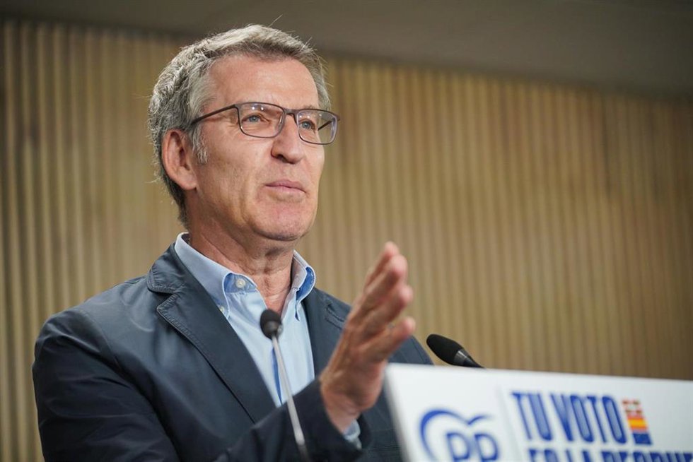 El presidente del PP, Alberto Núñez Feijóo, ofrece una rueda de prensa tras su visita a la empresa Aernnova Aeroestructuras, a 31 de mayo de 2024, en Berantevilla, Álava, País Vasco España). Feijóo ha visitado esta empresa de aeroestructuras con el fin 