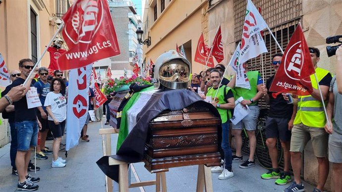 Trabajadores del CPEI se concentran, convocados por UGT y USO, frente a la Diputación Provincial.