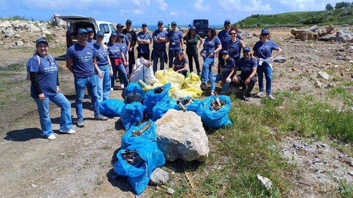 Voluntarios de EDP participan en una jornada de recogida de residuos en Virgen del Mar