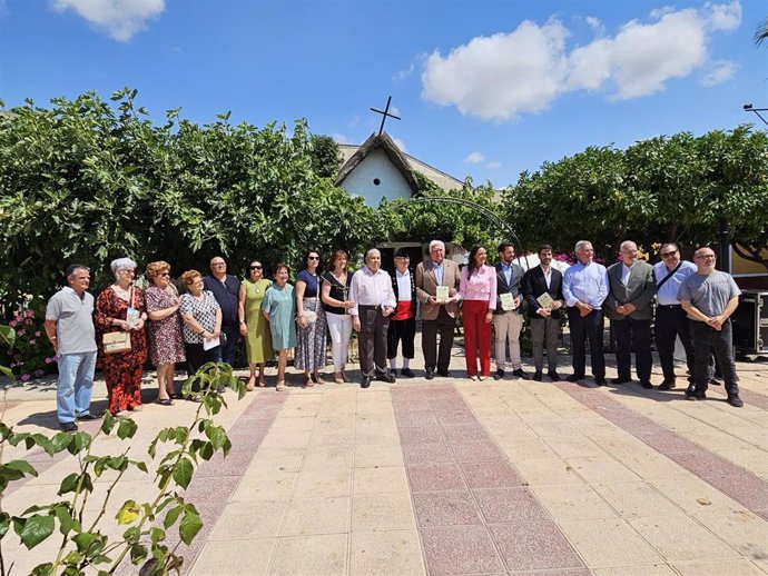 La consejera Carmen Conesa, autoridades y representantes de la Federación de Peñas Huertanas y la Asociación L'Ajuntaera, en el acto celebrado en la Federación de Peñas.