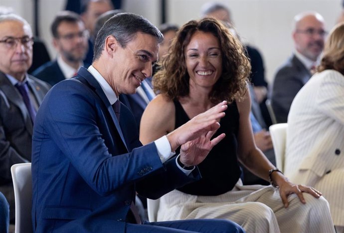 El presidente del Gobierno, Pedro Sánchez y la baloncestista Laia Palau durante el acto de entrega de la Placa de Oro de la Real Orden del Mérito Deportivo a la selección española de baloncesto 1984 y la Gran Cruz de la Real Orden del Mérito Deportivo a l