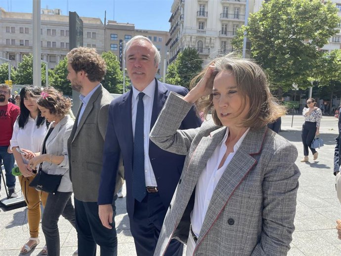 La secretaria general del PP, Cuca Gamarra, visita Zaragoza junto con el presidente del Gobierno de Aragón, Jorge Azcón, y el candidato del PP regional a las elecciones europeas, Borja Giménez Larraz.